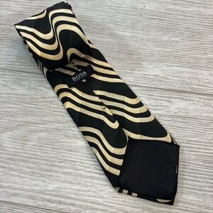 Hugo Boss Black Gold Wavy Pattern Tie 100% Silk Made in Italy